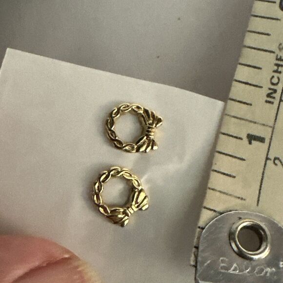 Vintage 1982 Avon Wreath Tiny Lightweight Gold Tone Christmas Pierced Earrings - Picture 7 of 7